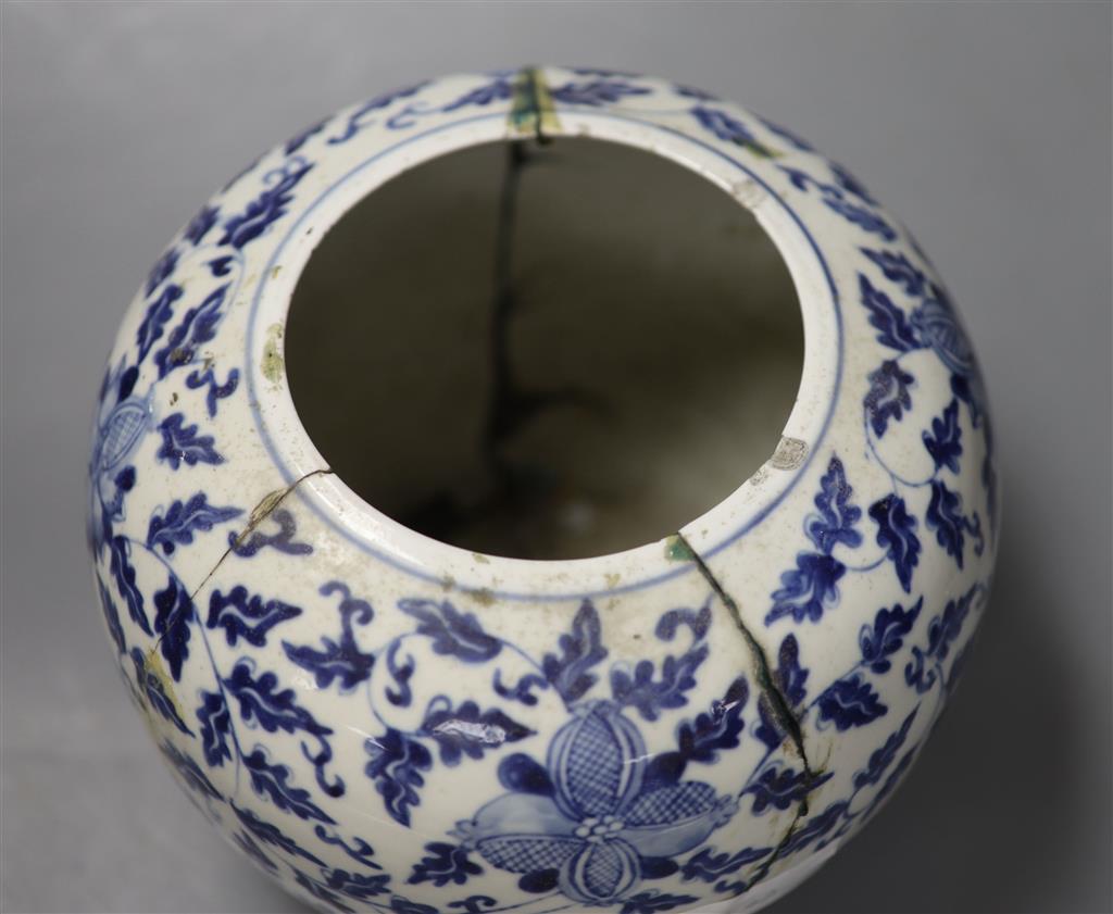 A Chinese blue and white jar, height 18cm (a.f.)